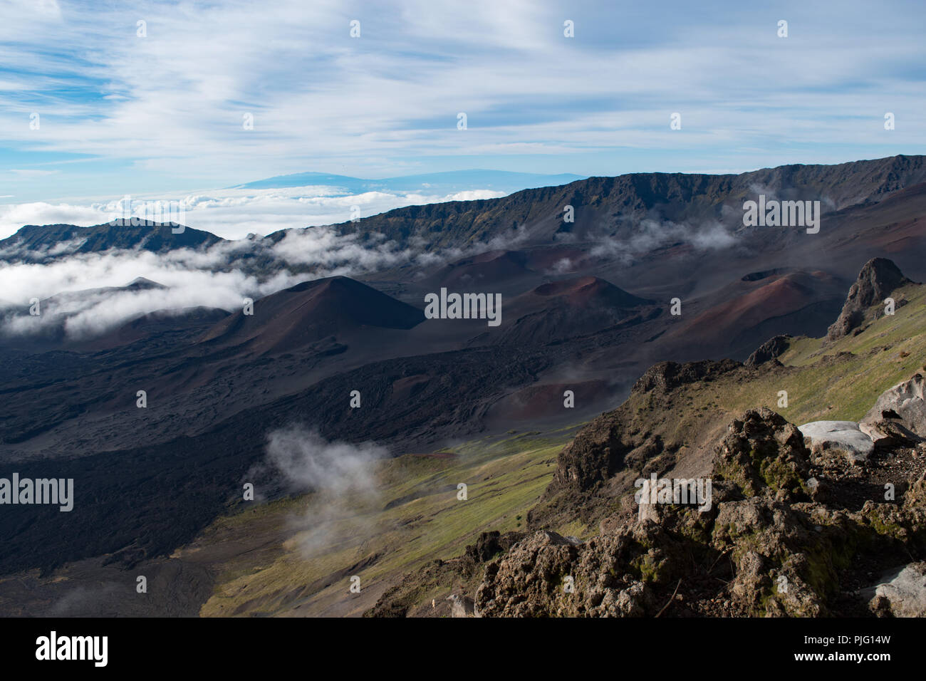 Die jenseitige und felsigen Landschaft der im Krater des Haleakala, einem schlafenden Vulkan 10.000 Fuß über der Insel Maui, Hawaii Stockfoto