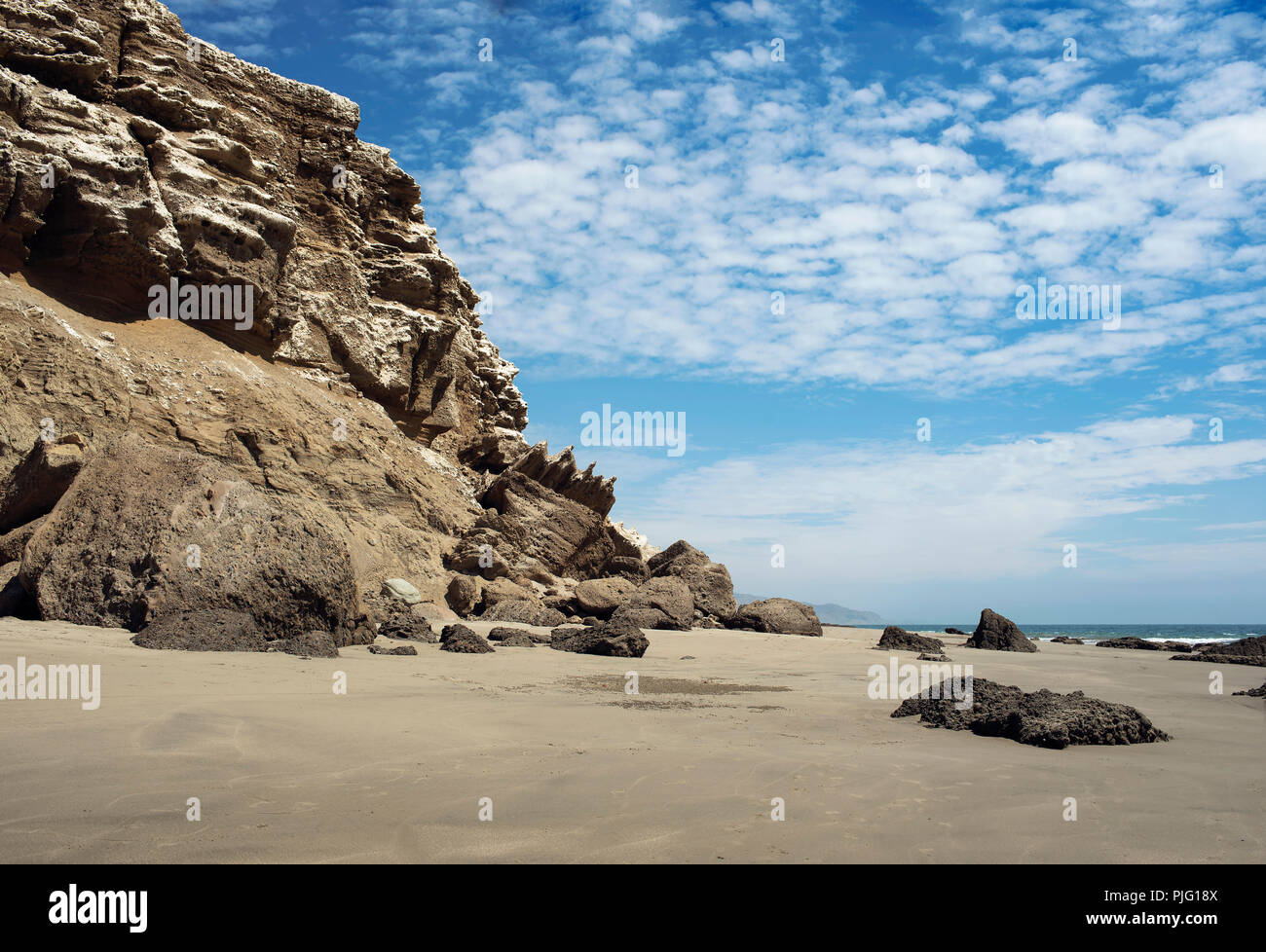 Die malerische, felsige Landschaft von Los Organos Beach in der Nähe von Mancora Stadt am Strand, Norden Perus. Aug 2018 Stockfoto