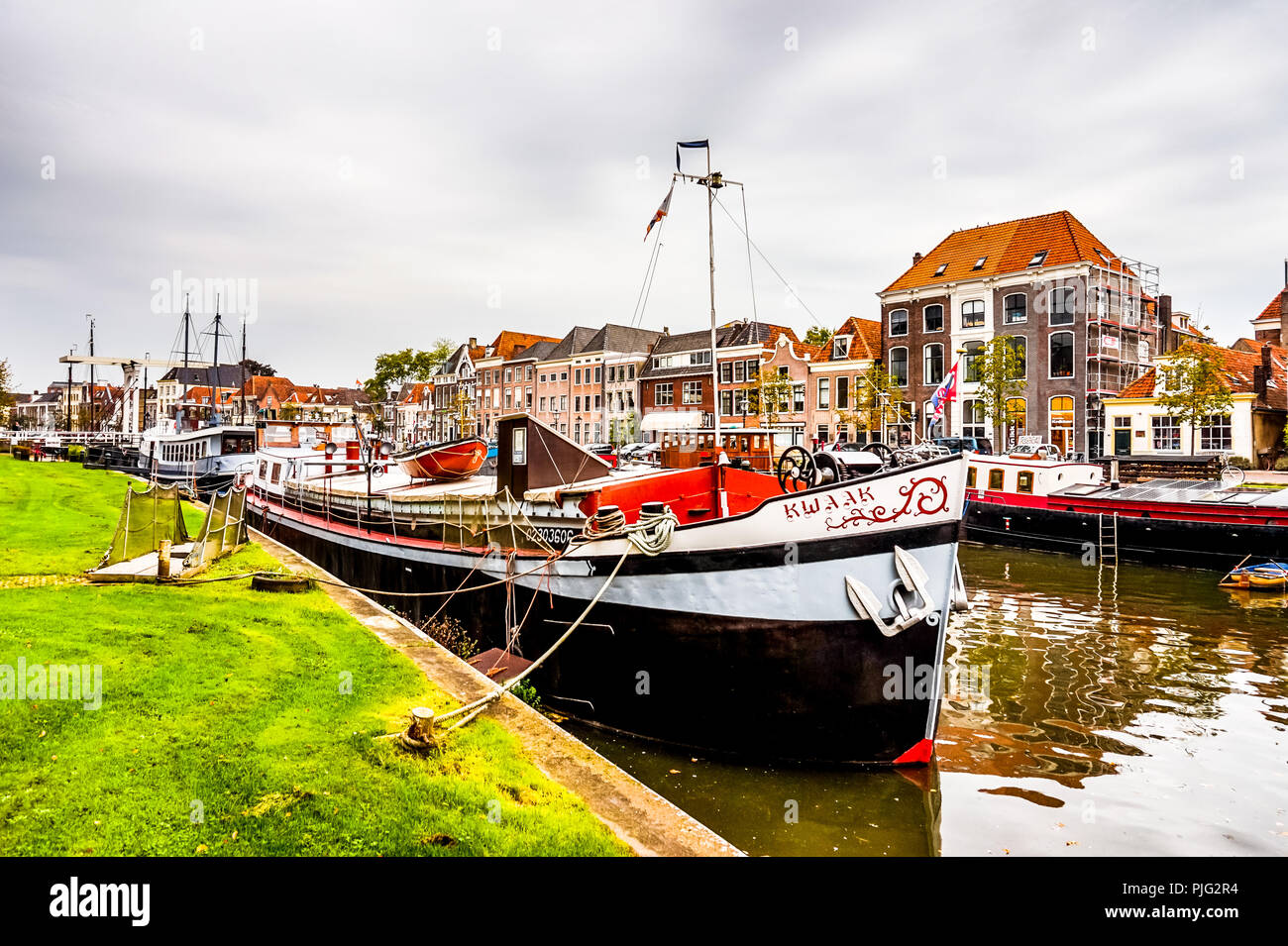 Boote im Kanal, umgibt das Zentrum des historischen und beliebten alten Hansestadt Zwolle in Overijssel, Niederlande Stockfoto