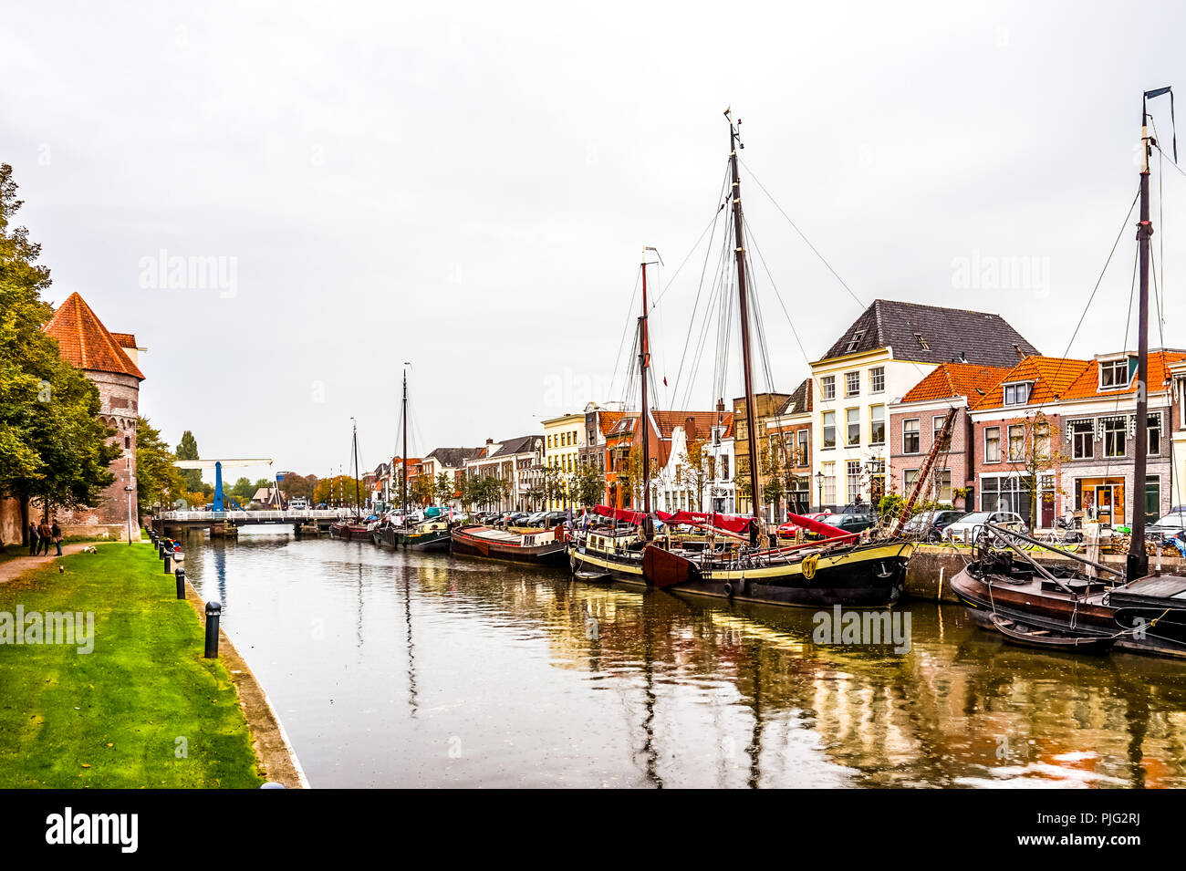 Boote im Kanal, umgibt das Zentrum des historischen und beliebten alten Hansestadt Zwolle in Overijssel, Niederlande Stockfoto