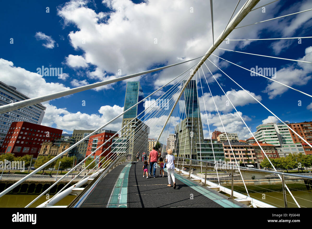 Zubizuri Bridge von Santiago Calatrava und Isozaki Türme, Bilbao, Vizcaya, Baskenland, Euskadi, Euskal Herria, Spanien, Europa Stockfoto