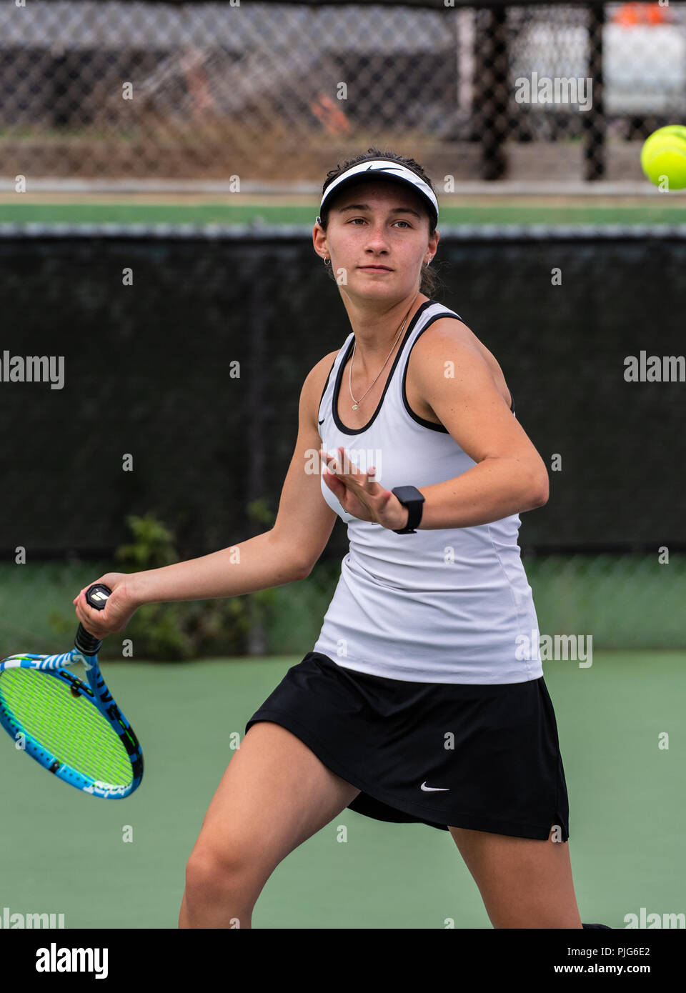 High School Varsity tennis player von vorberg Tech jagen Sie die Kugel während ihr Match gegen hl. Bonaventura am 4. September 2018. Stockfoto