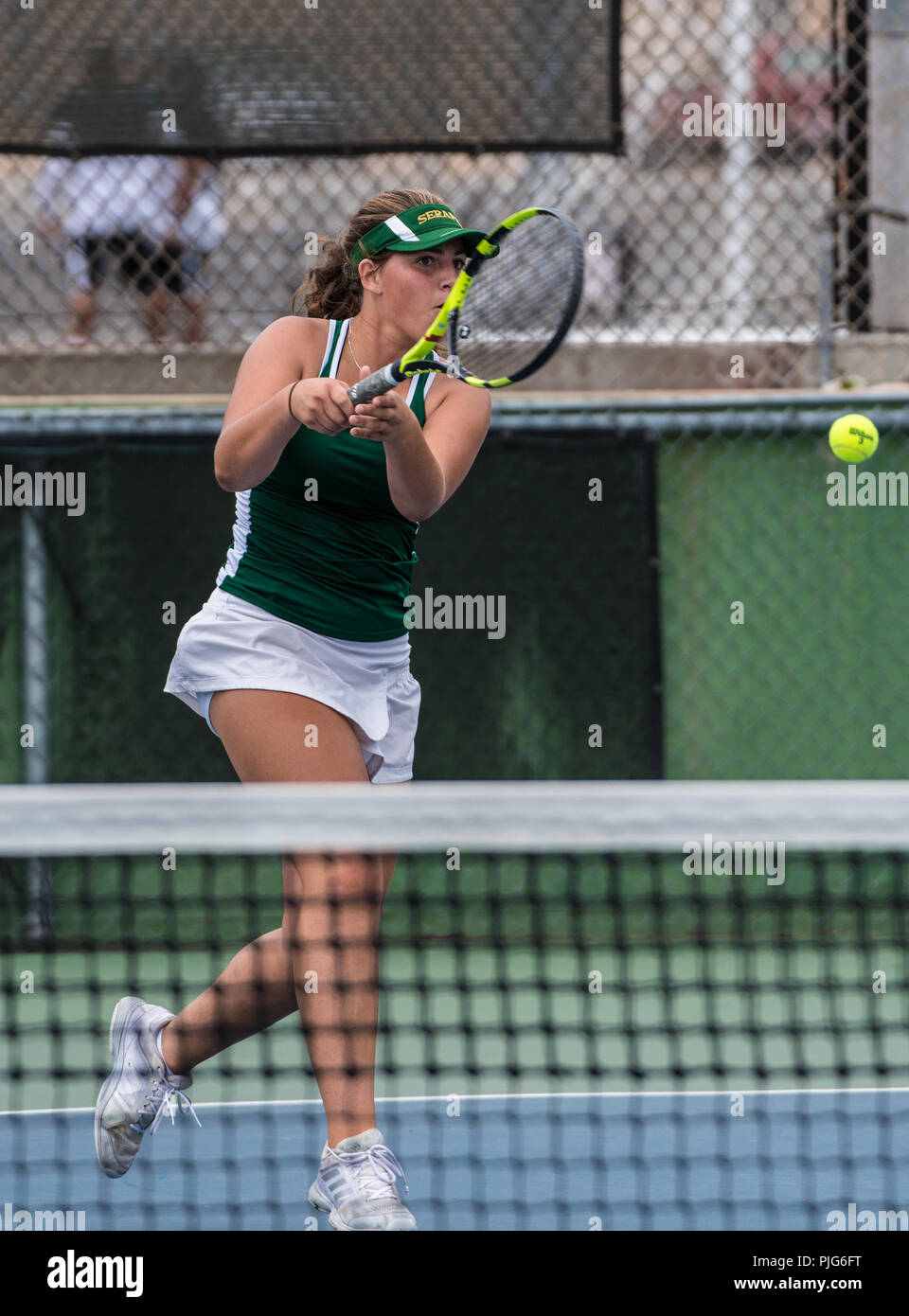 High School Varsity tennis player vom hl. Bonaventura in der Hof während ihr Match gegen hl. Bonaventura am 4. September 2018. Stockfoto