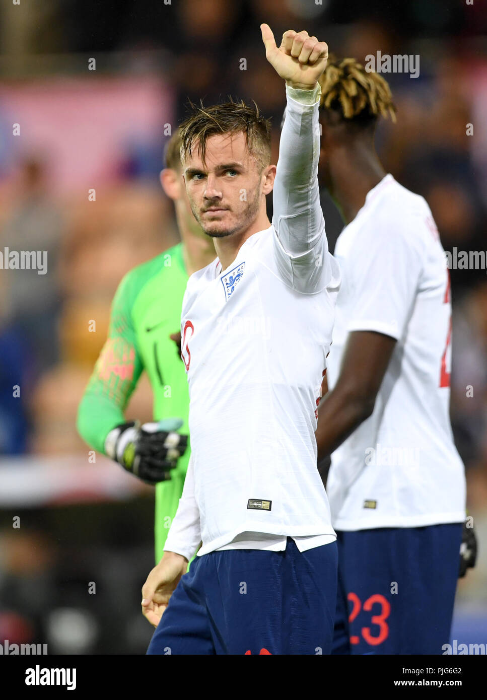Englands U21 James Maddison Gesten an die Fans am Ende der UEFA Euro 2019 U21-Qualifikation, Gruppe 4 Spiel im Carrow Road, Norwich. Stockfoto