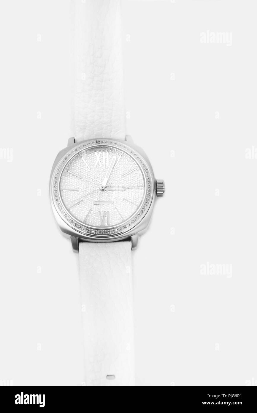 Armbanduhr mit weißem Leder Armband mit 64 Diamanten um Gesicht Stockfoto