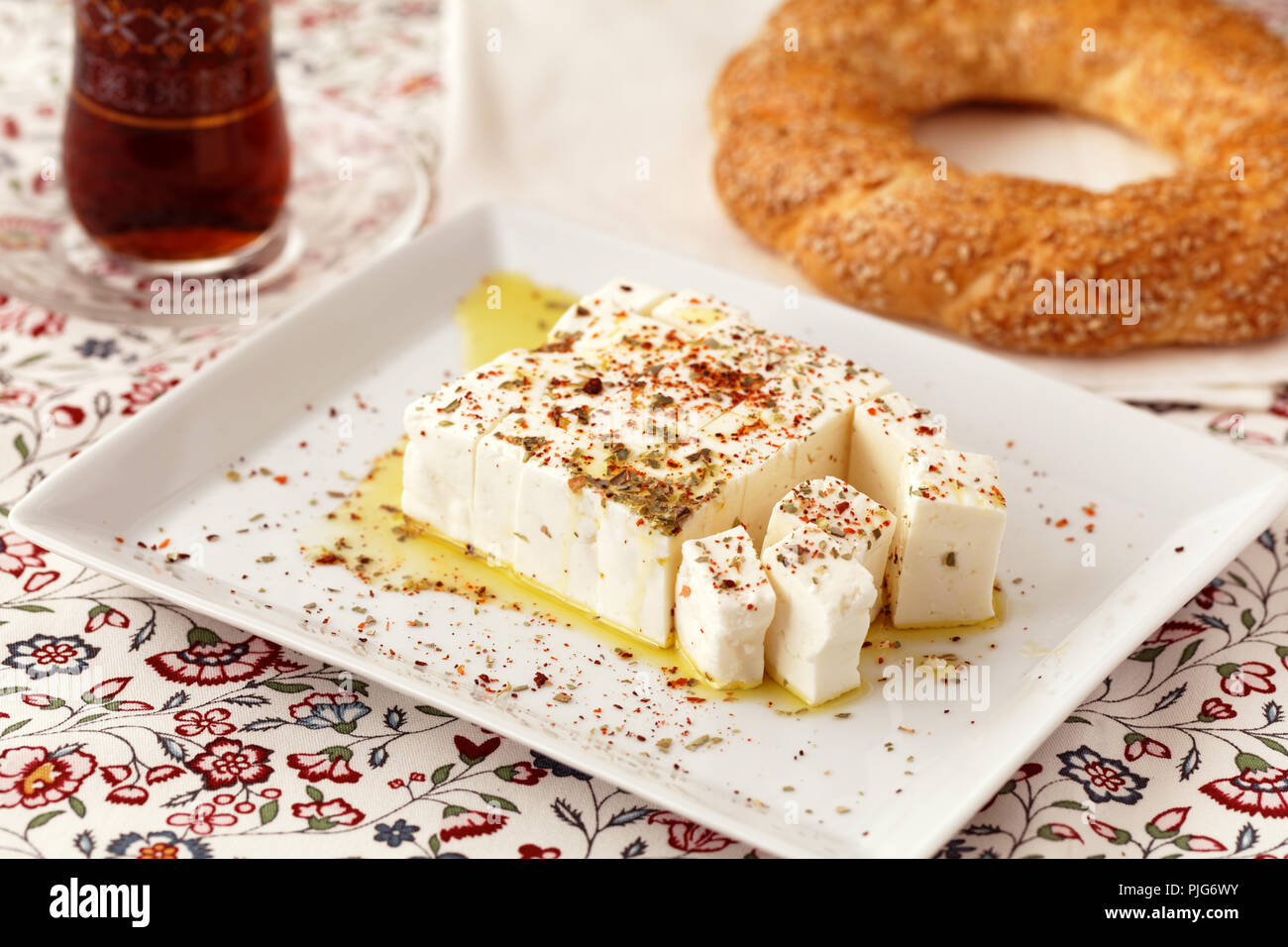 Türkisches Frühstück mit in Scheiben geschnittenen Feta-käse, Türkische bagel Simit und traditionellen türkischen Tee Stockfoto