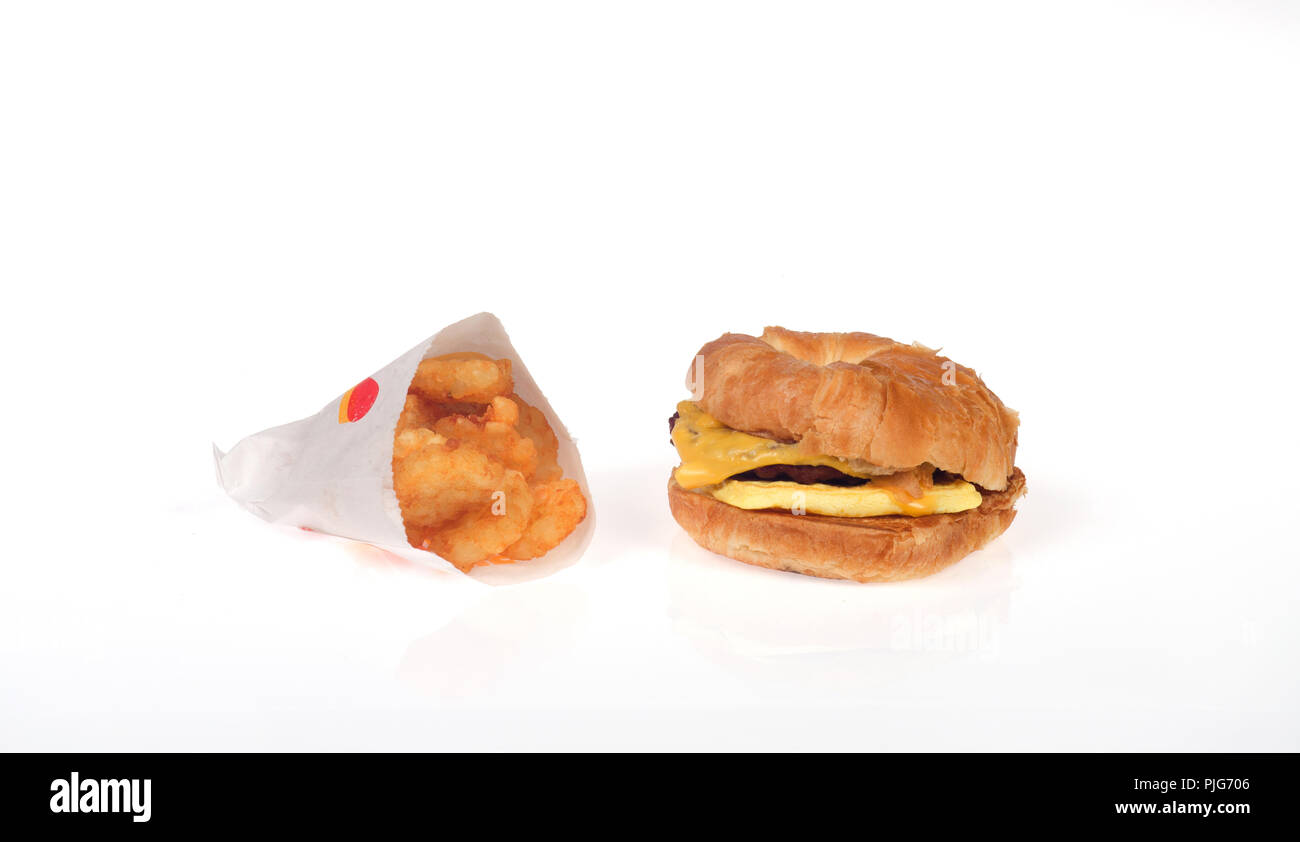 Burger King Frühstück mit Wurst Ei und Käse croissan', oder Croissant und Hash Browns Stockfoto