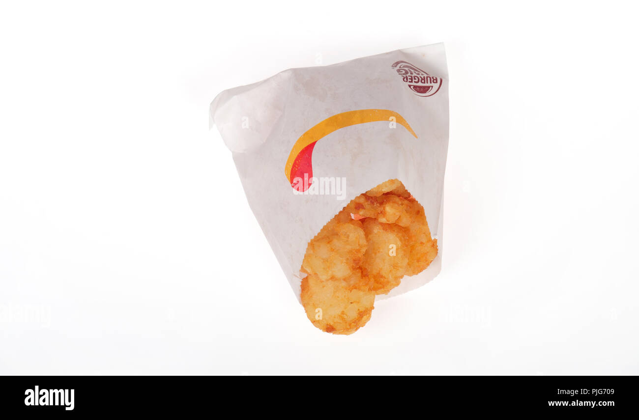 Burger King hat braune Kartoffeln Paket auf weißem Hintergrund Stockfoto