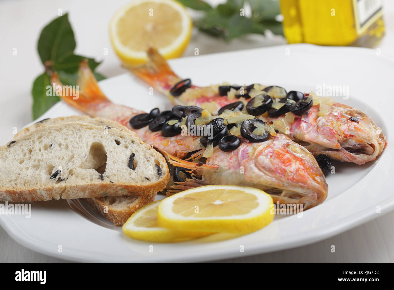 Gebackene goatfishes mit Oliven-, Zitronen-, und Ciabatta Stockfoto