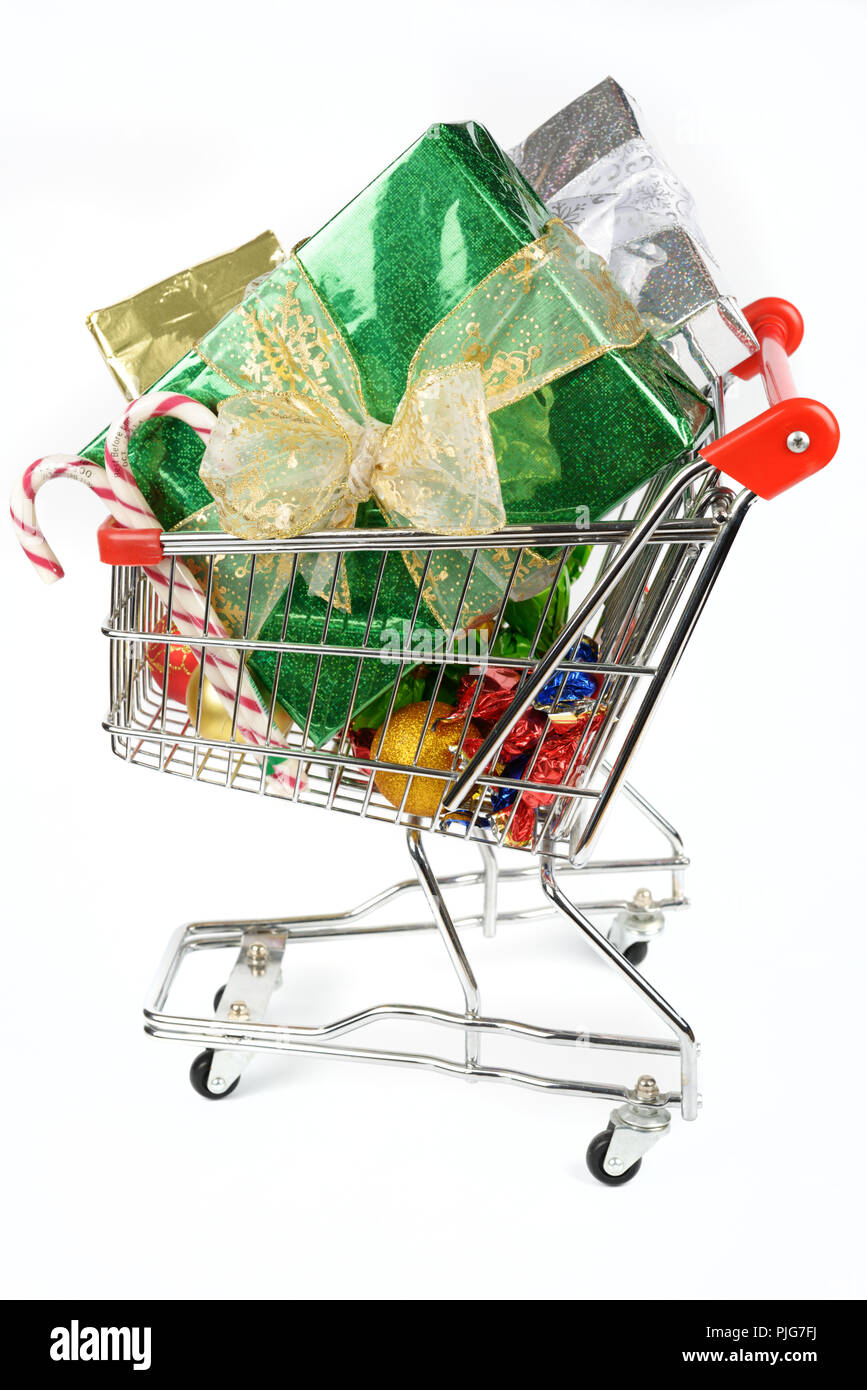 Shopping Cart mit Weihnachtsgeschenke isoliert auf weißem Hintergrund Stockfoto