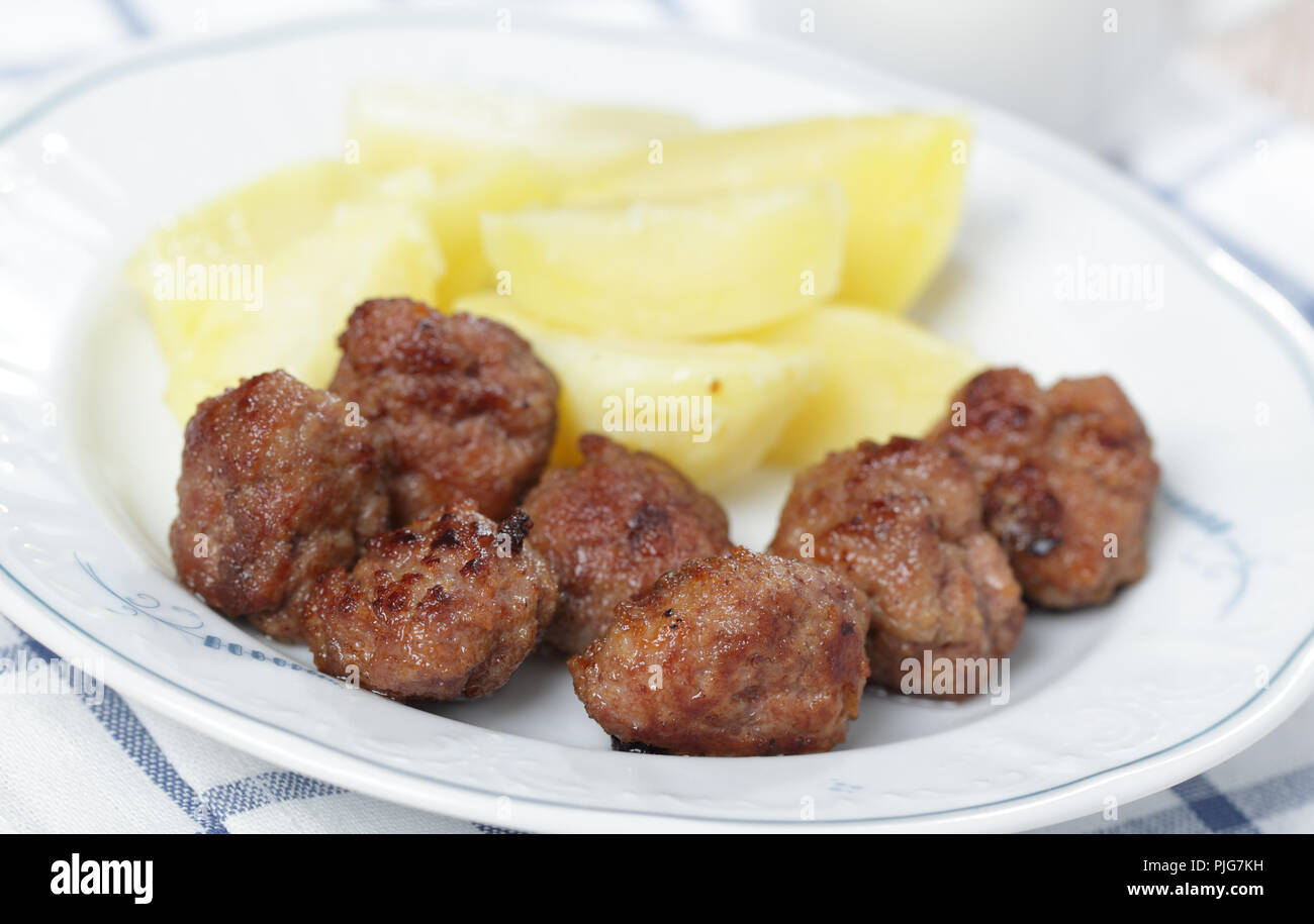 Schwedische Fleischbällchen mit gekochte Kartoffel Stockfoto