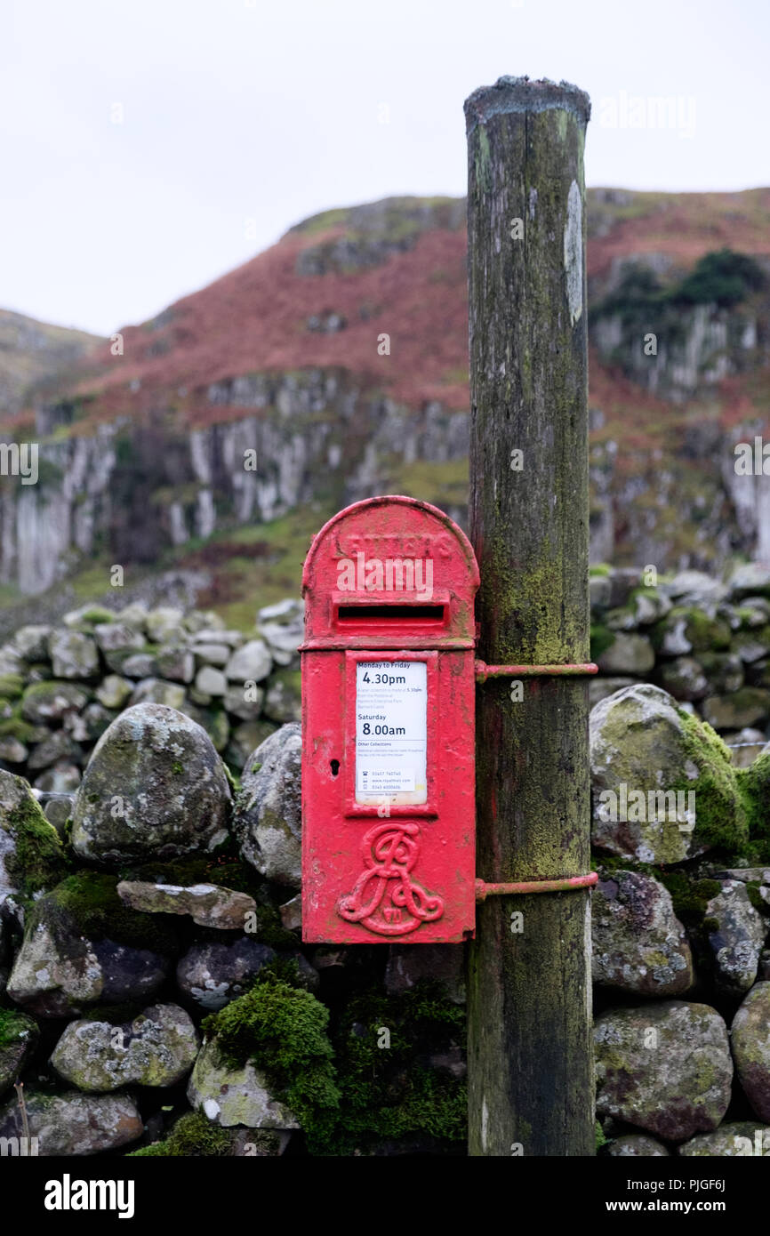 Eine helle rote Edwardian Post Box mit Edward VII royal Cypher auf einem ländlichen Lane in der oberen Teesdale, County Durham, England. Stockfoto