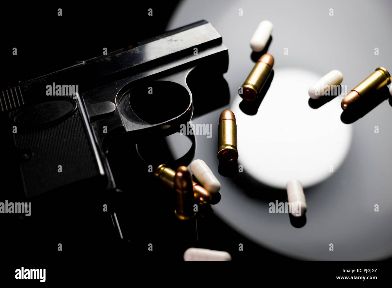 Hand Waffe, Munition, und weiße Pillen. Gun Gewalt und Kriminalität. Stockfoto