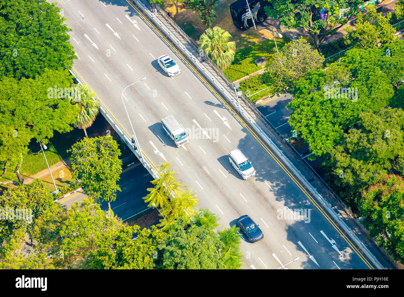 Singapur - 18. August 2018: Antenne Blick von oben auf den Autoverkehr an Overhead Straße Überführung mit Bäumen in Bugis Junction Stockfoto