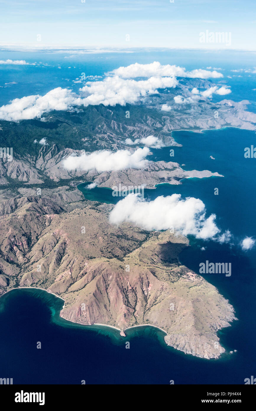 Luftaufnahme der Insel Flores aus einem kommerziellen Flug, Flores, Indonesien Stockfoto