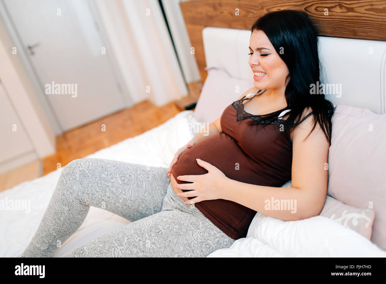Schmerzliche Ausdruck auf schwangeren Frau Gesicht Stockfoto
