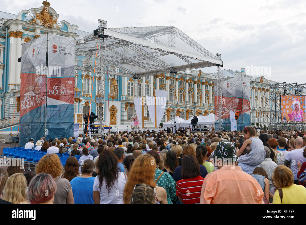 St. Petersburg, Russland - Juli 22, 2018: Leute beobachten die Oper Die Entfuhrung aus dem Serail im Freien an der Catherine Palace während der abschließenden perf Stockfoto