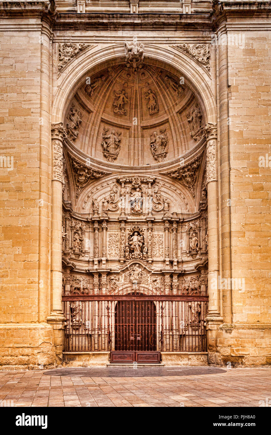 Der Westen Tür der Concatedral de Santa María de la Redonda, Logrono, La Rioja, Spanien. Es ist ein feines Gitter Verrechnung über dem Tor die sichtbar ist Stockfoto