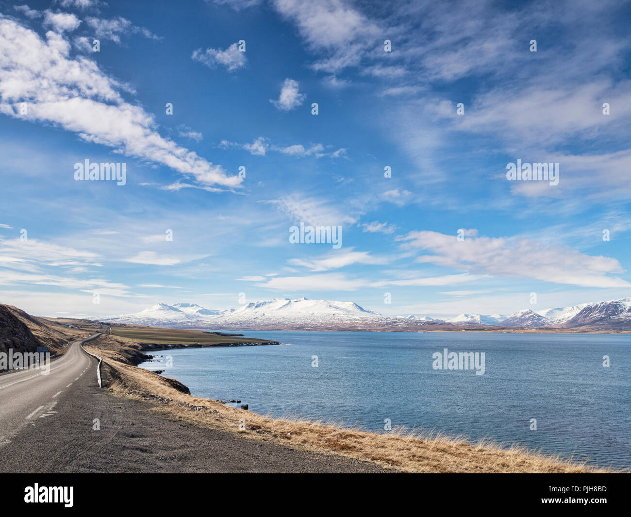 Die island Ring Road im Norden von Island, in der Nähe von Akureyri, neben Eyjafjordur Fjord. Stockfoto