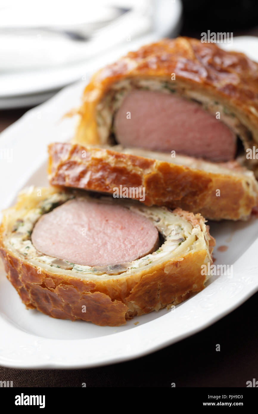 Scheiben der seltene Beef Wellington auf dem Servierteller Stockfoto