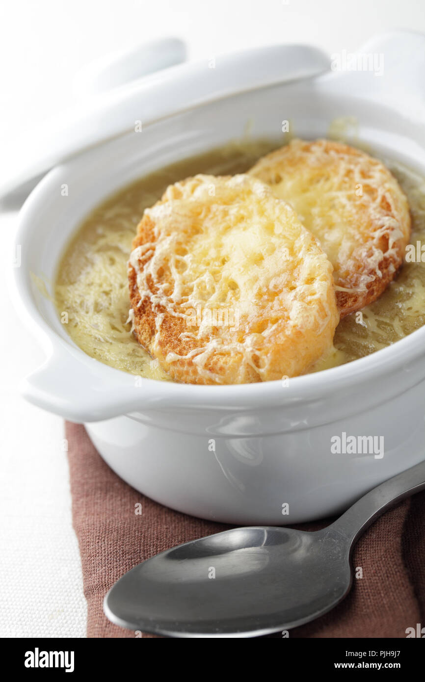 Zwiebelsuppe mit Croutons und Käse Stockfoto