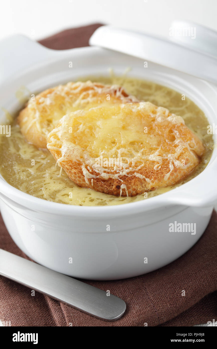 Zwiebelsuppe mit Croutons und Käse Stockfoto