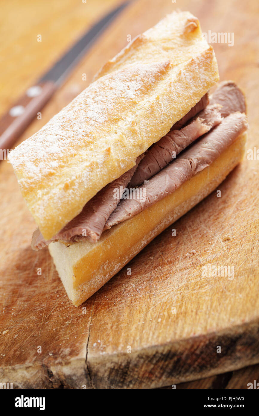 Roastbeef Sandwich auf der hölzernen Schneidebrett Stockfoto