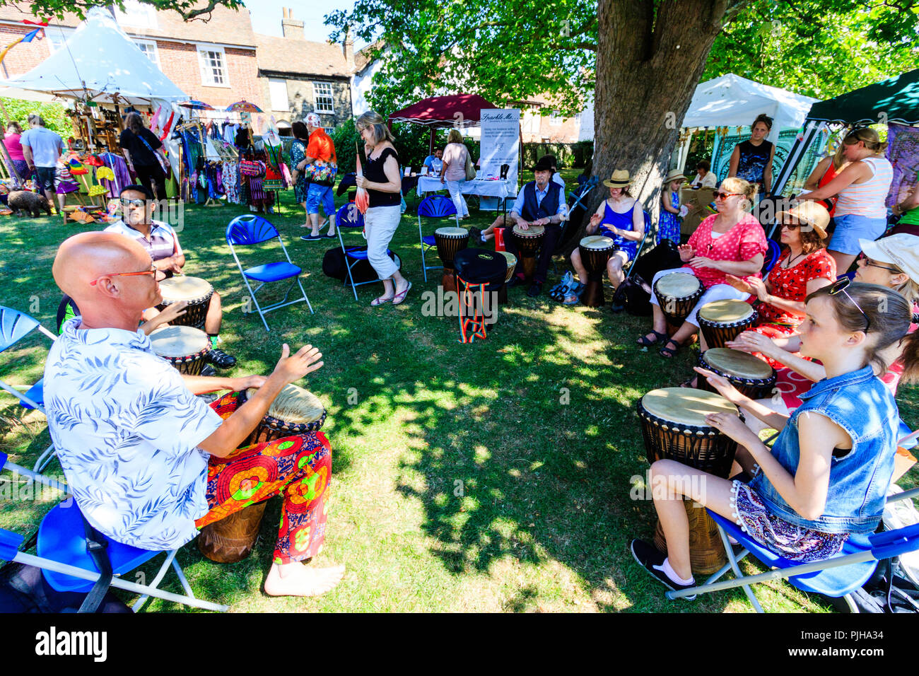 Richard Latham, reichen Rhythmen Schlagzeuger führenden ein open air Workshop während der Veranstaltung am Sandwich in Kent. Stockfoto