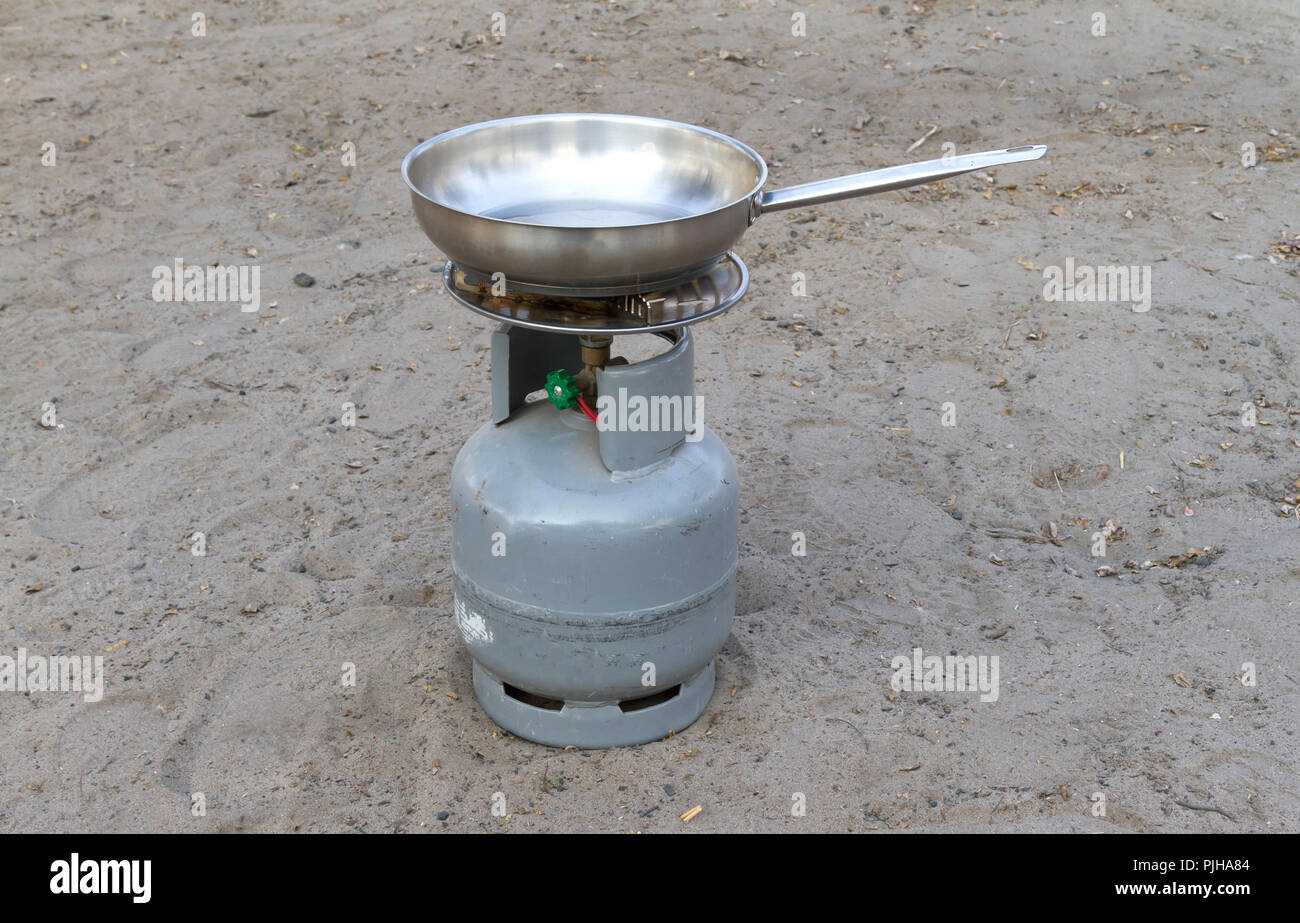 Kochen in der Wüste - Einfaches Gas Flasche mit Brenner Stockfoto