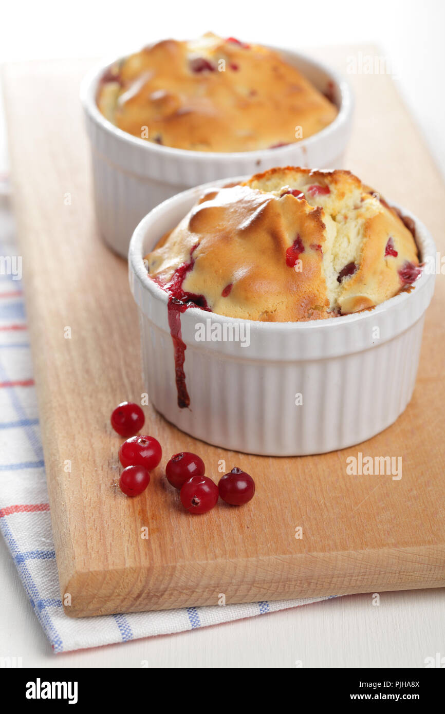 Zwei gerade gebackene cranberry Muffins closeup Stockfoto