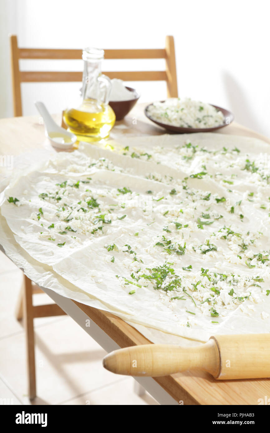 Kochen banitsa, die traditionelle bulgarische Gericht mit griescreme, Hüttenkäse, und Petersilie. Stockfoto