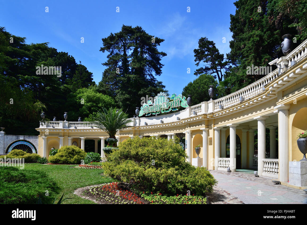 Sochi, Russland - Juni 5. 2018 Bogen der Haupteingang zum Arboretum Stockfoto