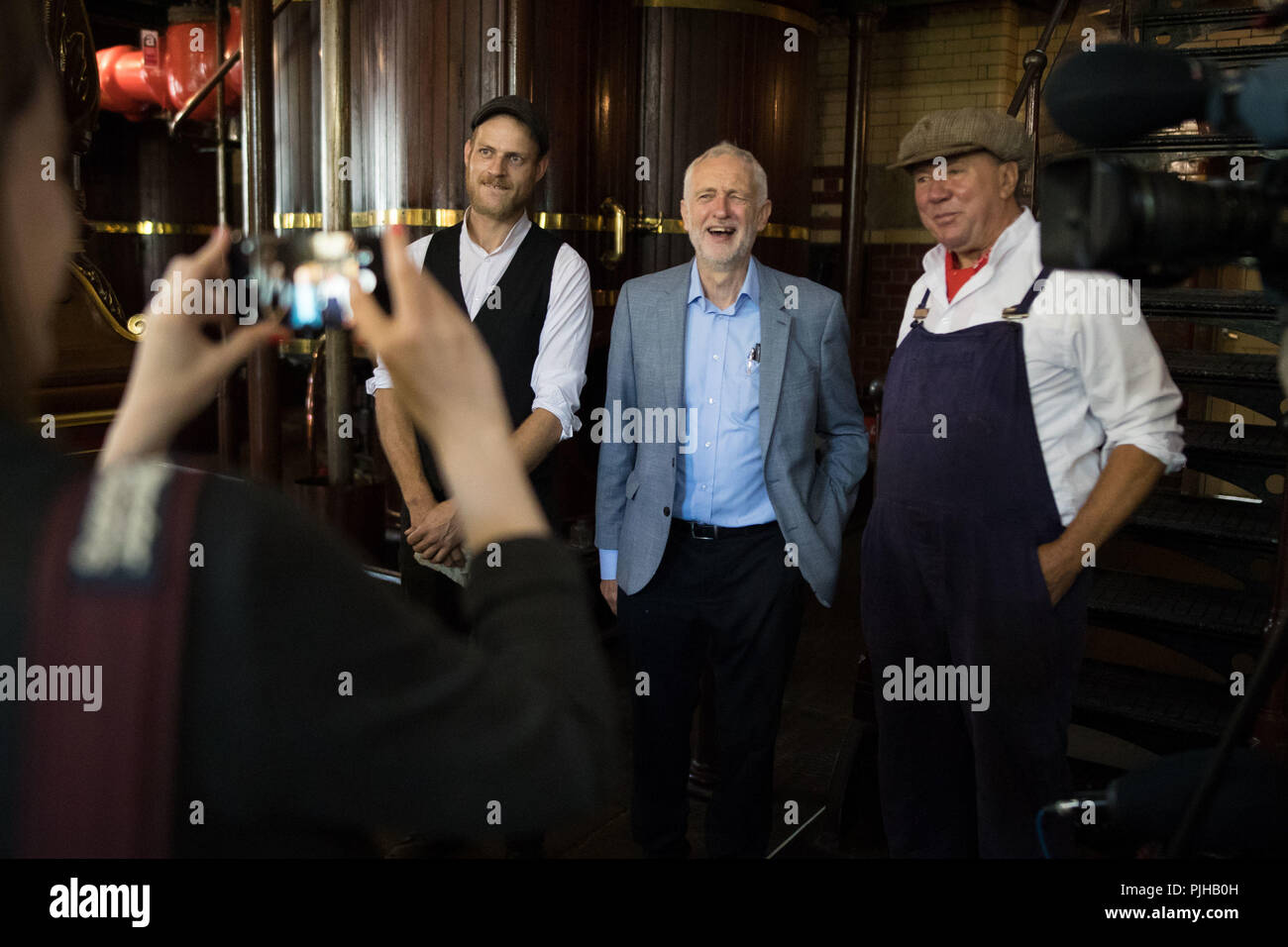 Der Führer der Jeremy Corbyn posiert für ein Foto mit Pumpe Station Freiwillige, als er um Abbey Pumping Station in Leicester Museum für Wissenschaft und Technologie, Leicester gezeigt wird, wie er verkündet Pläne der Labour Party für die Wasserwirtschaft in öffentliches Eigentum. Stockfoto