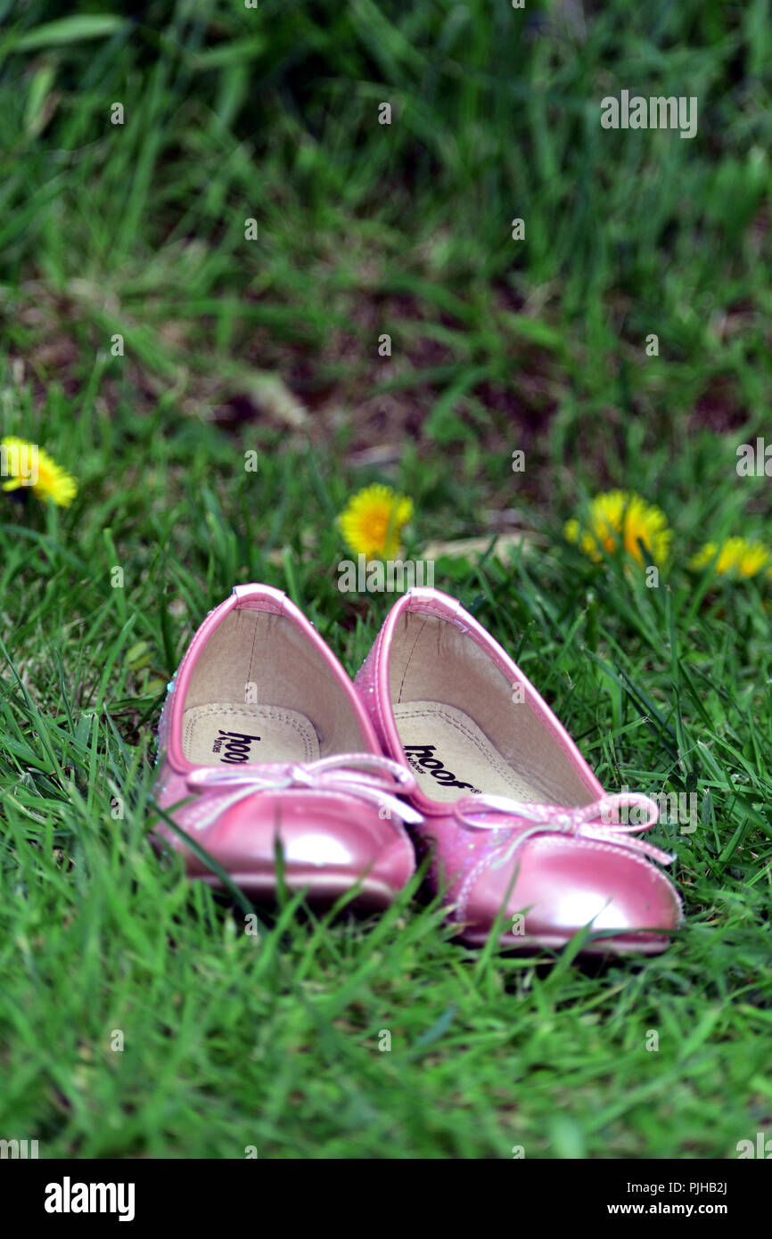 Hübsches Mädchen rosa Schuhe auf Gras im Frühling Saison (jedes Mädchen  verdient gute Schuhe, um gute Plätze gehen Stockfotografie - Alamy