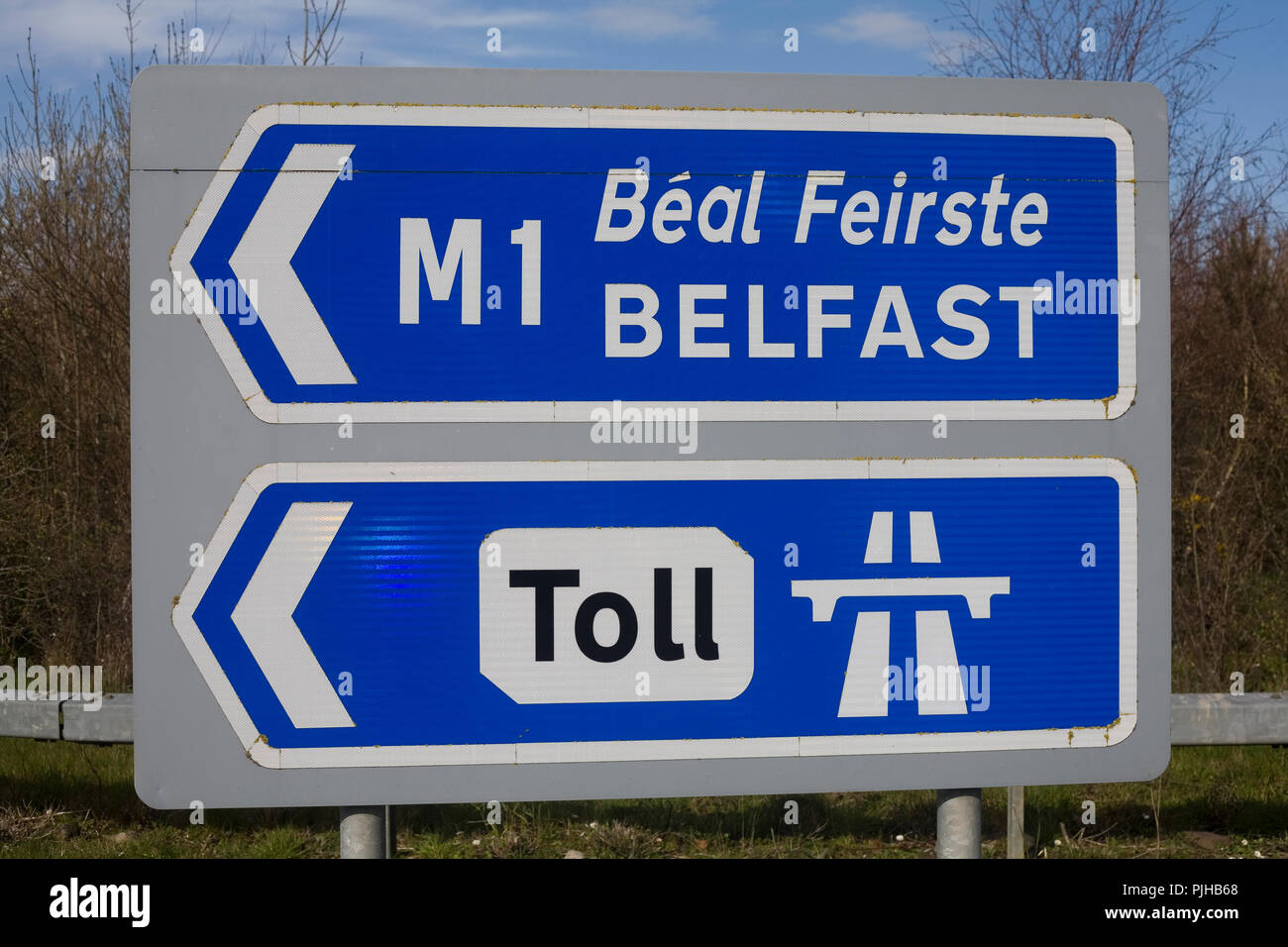 Zeichen in Irland, die in Richtung gebührenpflichtige Autobahn M1 in Richtung Belfast Stockfoto