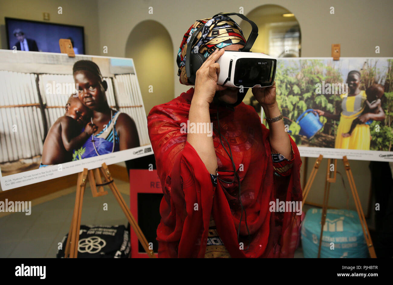 Amina Mohammed, stellvertretender Generalsekretär der Vereinten Nationen, versucht eine Virtual Reality Tour für einen Bereich, in den Süden des Sudan zu einem Anliegen weltweite Konferenz in Dublin. Stockfoto