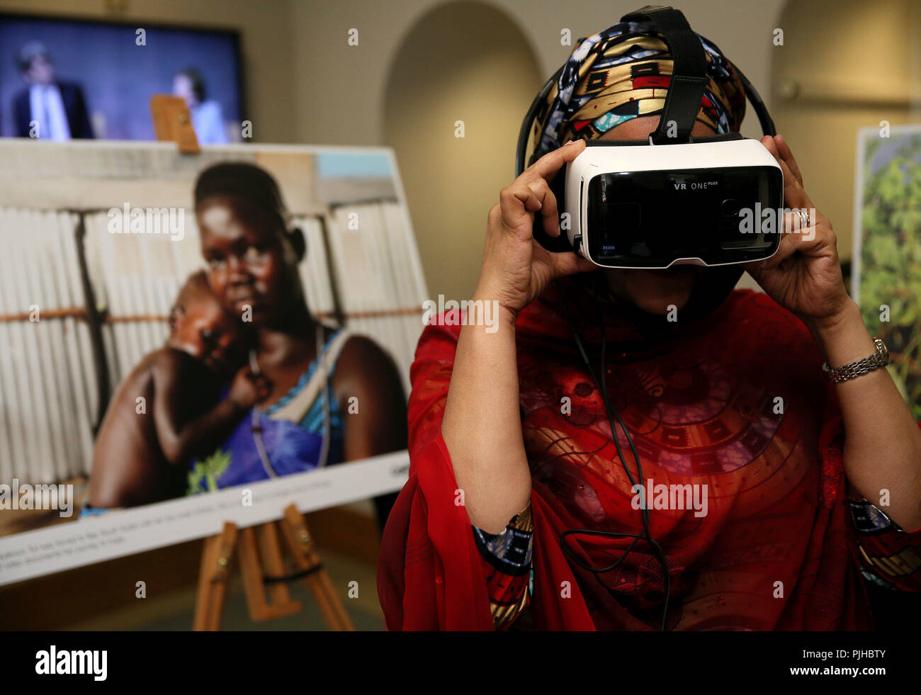 Amina Mohammed, stellvertretender Generalsekretär der Vereinten Nationen, versucht eine Virtual Reality Tour für einen Bereich, in den Süden des Sudan zu einem Anliegen weltweite Konferenz in Dublin. Stockfoto