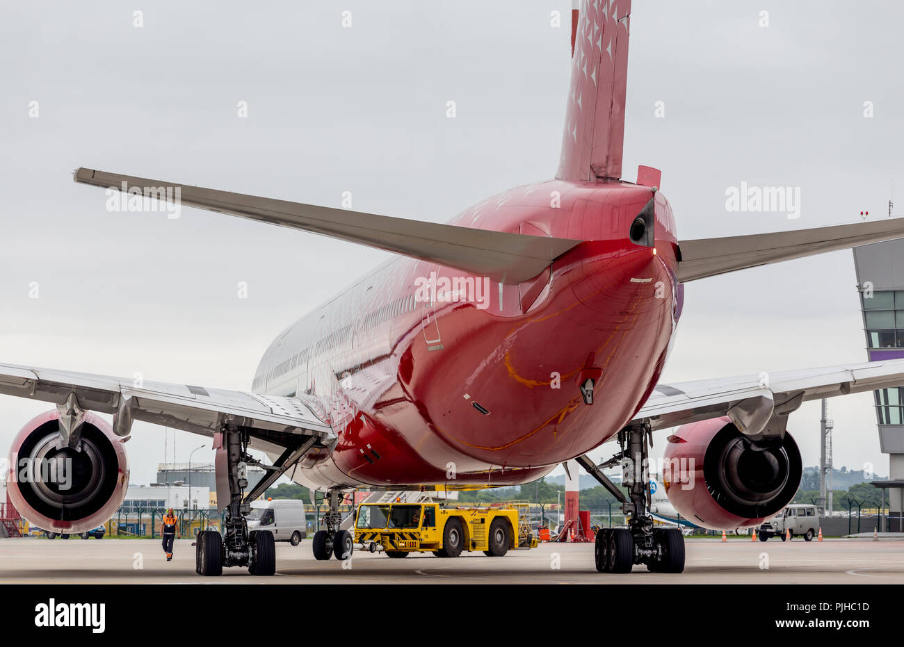 Russland, Wladiwostok, dem 08.10.2018. Verkehrsflugzeug Boeing 777-300von Rossiya Airlines am Flugplatz in bewölkten Tag. Luftfahrt und Transport. Stockfoto