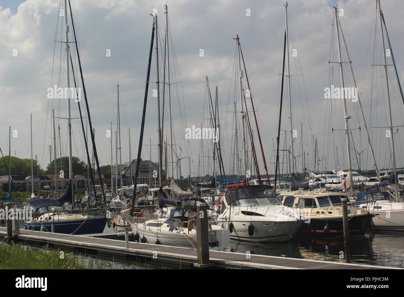 Einige Boote in das Dock auf dem Wasser. Stockfoto