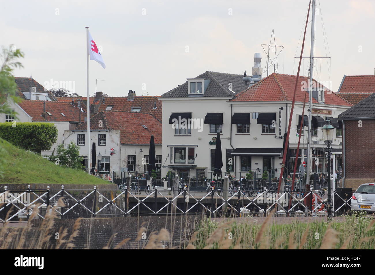 Ein Bild von einigen Cafés in der Stadt Willemstad am Wasser. Stockfoto