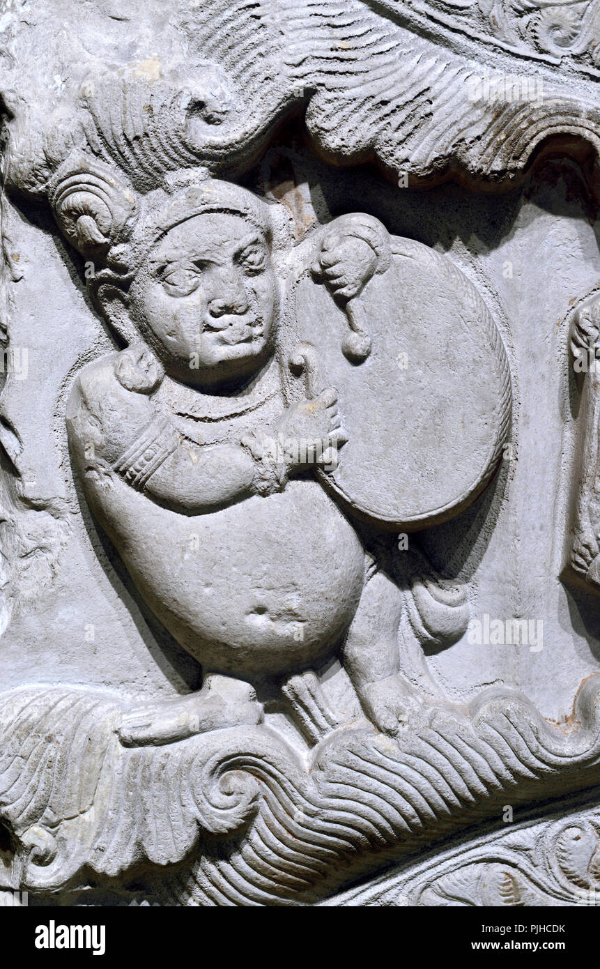 Kalkstein Geländer Säule aus der großen Schrein von Amaratavi (heutigen Andhra Pradesh) Zwerge Schlagzeug zu spielen. British Museum, Bloomsbury, London, En Stockfoto
