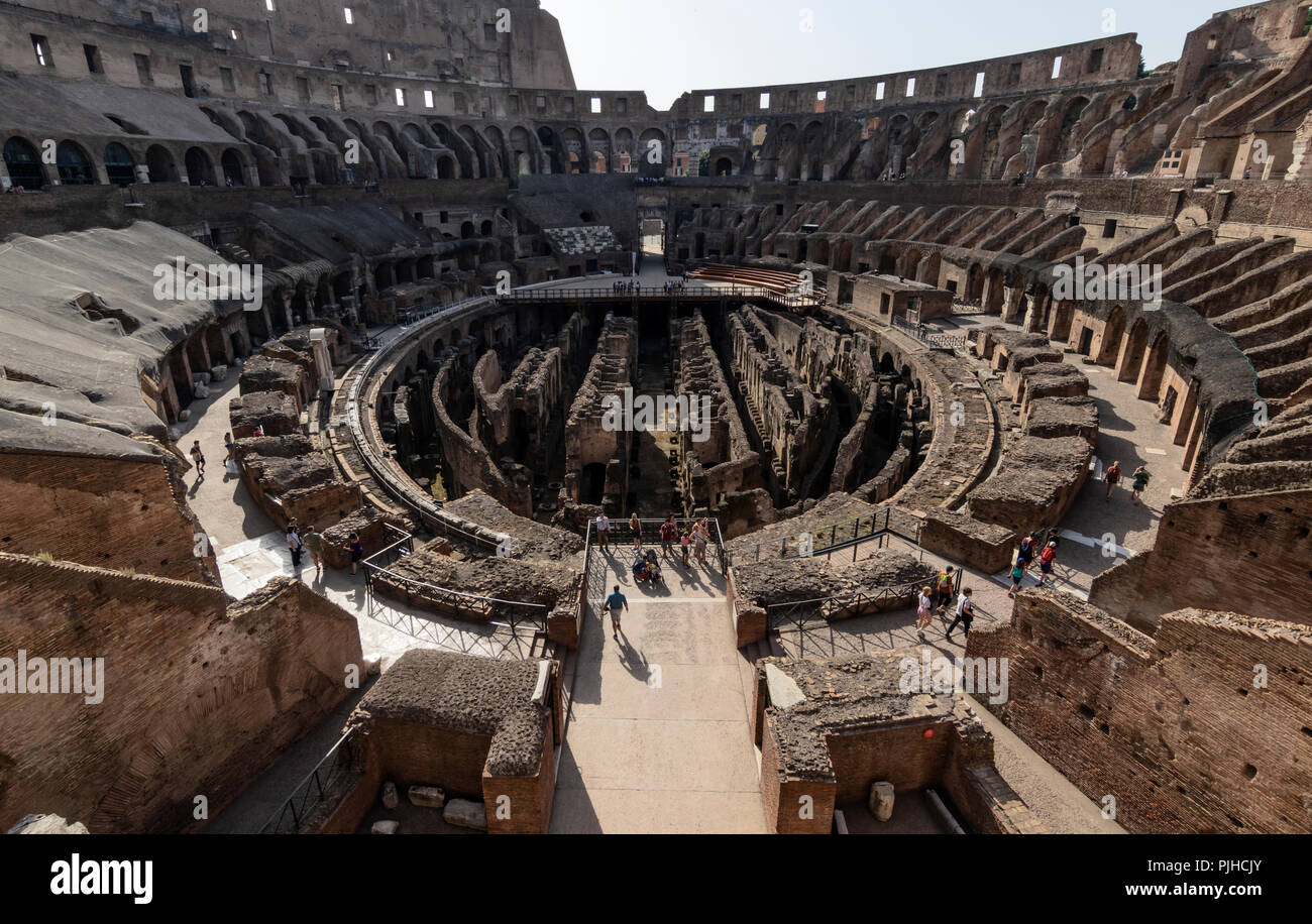 Die Innenseite des Kolosseum. Weitwinkel Foto der antiken Arena in Rom. Nur wenige Touristen bewegen. Stockfoto