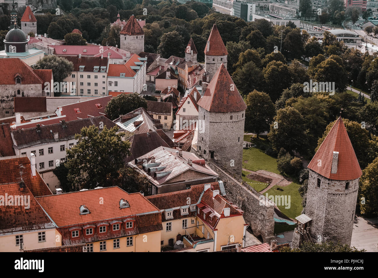 Blick auf die Altstadt von Tallinn, Estland. Ihre mittelalterliche Architektur vermischt sich mit den anderen Teilen der Stadt in einer schönen Art und Weise. Stockfoto