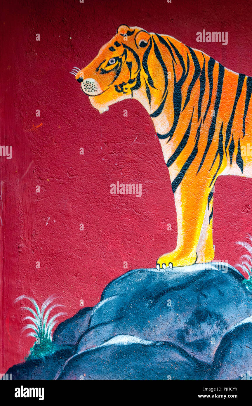 MUMBAI, INDIEN - 9. August 2018: Wandbild eines Tiger auf einer Warli Tempel umgeben von Bäumen. Warli sind einheimische Stämme bekannt für ihre Kunst, die Sie r Stockfoto