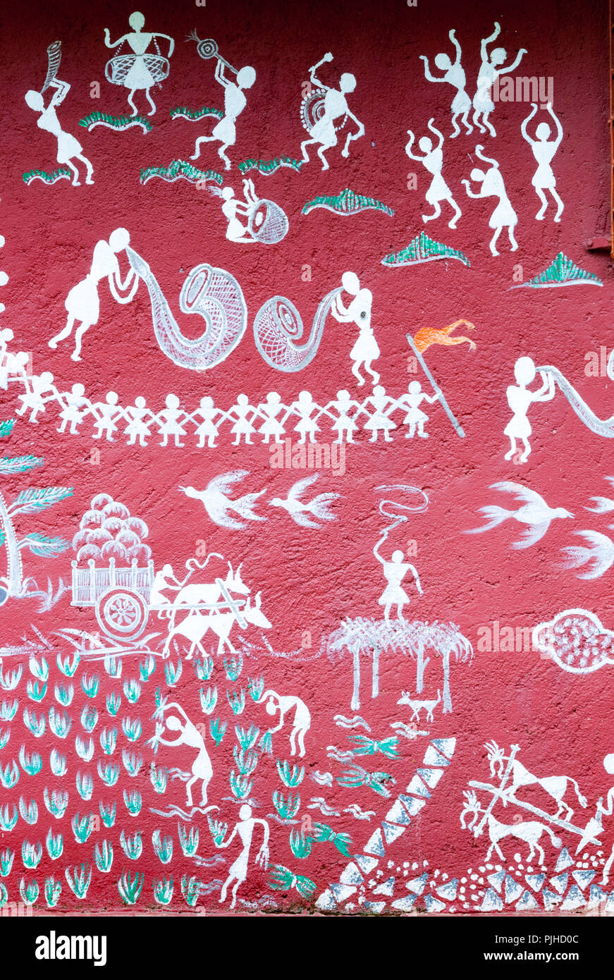 MUMBAI, INDIEN - 9. August 2018: Landwirtschaft; traditionelle Hupen und Trommeln, Tanzen, auf einem Wandbild an einem warli Tempel innen Sanjay Gandhi Nationalpark dargestellt. Stockfoto