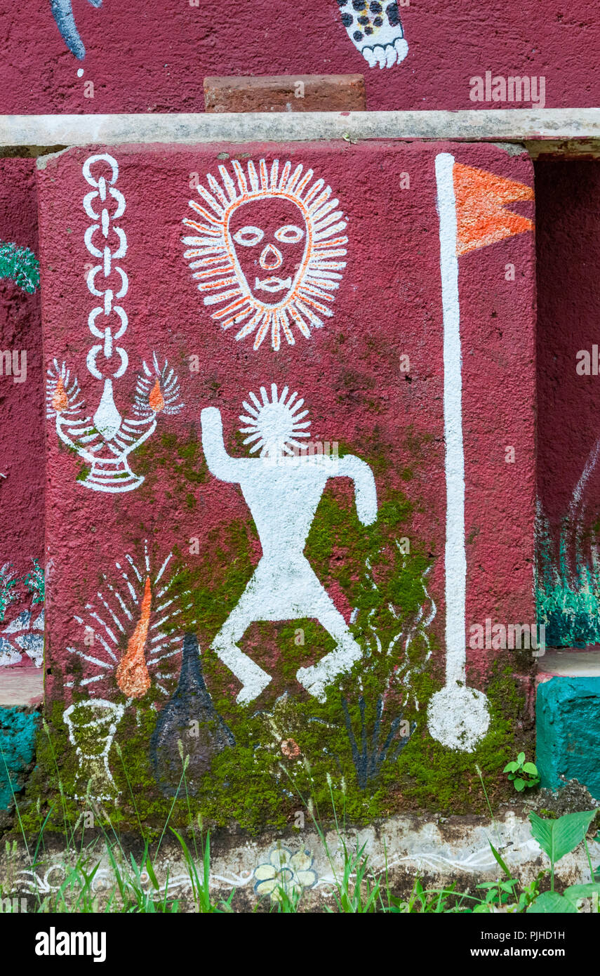 MUMBAI, INDIEN - 9. August 2018: Details aus einem Wandbild an einem warli Großkatze Tempel innen Sanjay Gandhi National Park. Zeigt einen Mann feiern, mit einem Fl Stockfoto