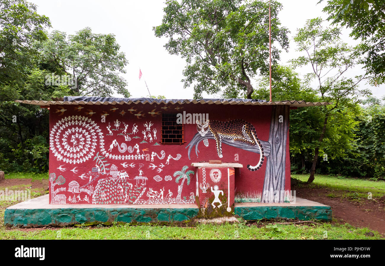 MUMBAI, INDIEN - 9. August 2018: Farbenfrohe Wandgemälde auf einem warli Tempel, umgeben von Bäumen. Zeigt traditionelles Szenen der Landwirtschaft, Haustieren, Dorf Stockfoto