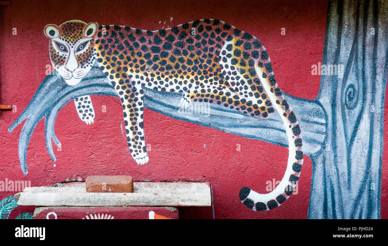 MUMBAI, INDIEN - 9. August 2018: Leopard an der Wand eines Warli Großkatze Tempel gemalt. Warli sind indigenen Volksgruppen. Stockfoto