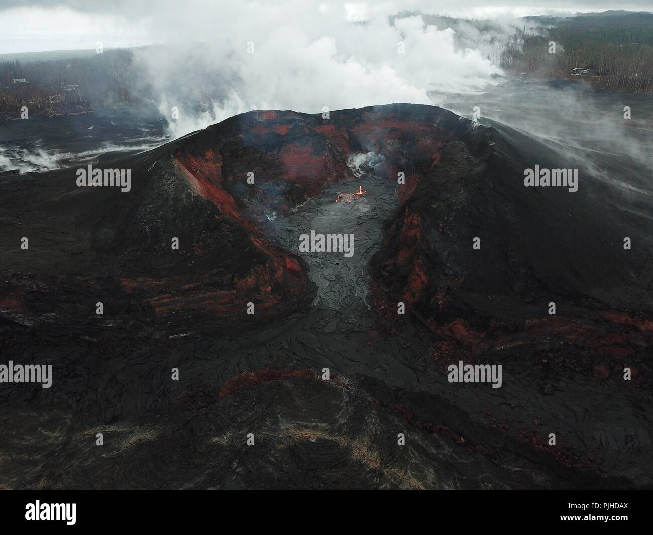 Ansicht mit einem Unbemannten Fahrzeug in die Spalte 8 lava Kegel in der Kilauea zeigen eine geringe Aktivität September 6, 2018 in Hawaii. Nach drei Monaten der kontinuierlichen Eruption des Vulkans hat Aktivität angehalten und wird über die Zeit zu sein. Stockfoto