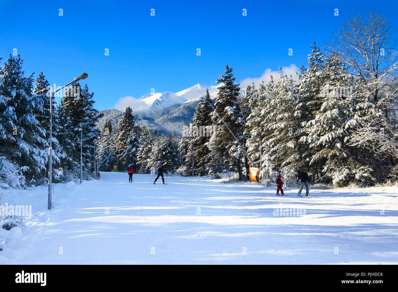 Bansko, Bulgarien - Januar 22, 2018: Winter Skigebiet Bansko mit Skipiste, Skifahrer und Berge Stockfoto